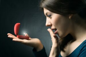 Kvinde der åbner en smykkegave